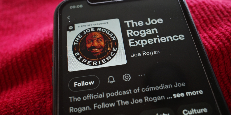 Joe Rogan's podcast has the largest audience in the world, with 14 million followers on Spotify alone / ©AFP