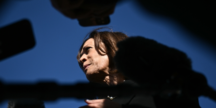 US Vice President and Democratic presidential nominee Kamala Harris talks to reporters before boarding Air Force Two at Joint Base Andrews in Maryland on October 30, 2024. / ©AFP