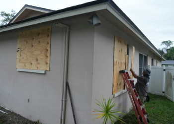 A resident boards up his windows in Palm Harbor, Florida, ahead of Hurricane Milton's expected mid-week landfall. ©AFP