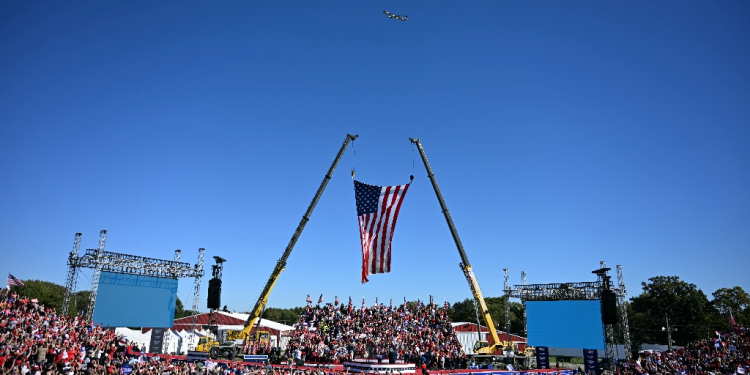 Former president Donald Trump's plane, known as Trump Force One, flies over the crowd ahead of his campaign rally in Butler, Pennsylvania / ©AFP