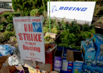 Shortly after the strike started last month, Boeing Co. workers and supporters set up a striking station outside the manufacturing facility in Renton, Washington . ©AFP