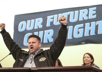 Jon Holden, president of the International Association of Machinists and Aerospace Workers (IAM) District 751, leads a cheer during a strike rally October 15, 2024 in Seattle, Washington. ©AFP