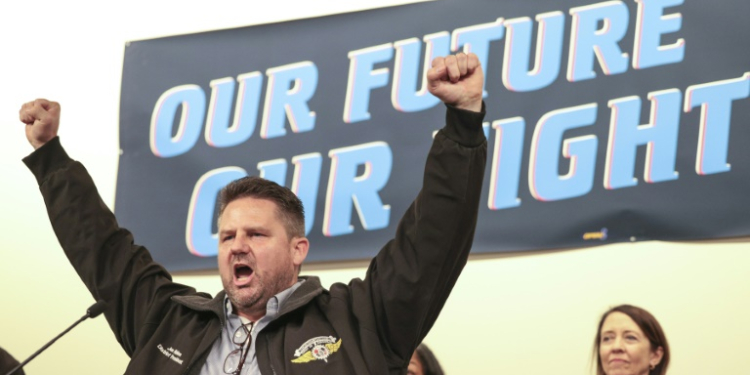 Jon Holden, president of the International Association of Machinists and Aerospace Workers (IAM) District 751, leads a cheer during a strike rally October 15, 2024 in Seattle, Washington. ©AFP