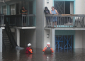 Residents are rescued from an their second story apartment complex in Clearwater, flooded by Hurricane Milton / ©AFP