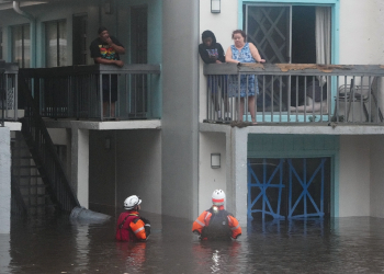 Residents are rescued from an their second story apartment complex in Clearwater, flooded by Hurricane Milton / ©AFP