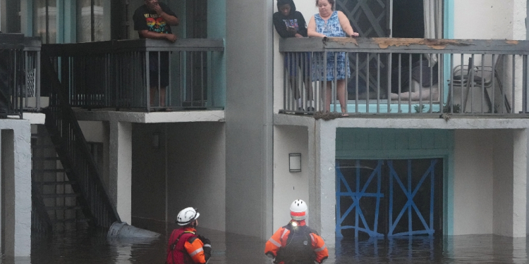 Residents are rescued from an their second story apartment complex in Clearwater, flooded by Hurricane Milton / ©AFP