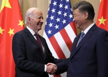 US President Joe Biden shakes hands with Chinese President Xi Jinping on the sidelines of the Asia-Pacific Economic Cooperation summit in Lima, Peru / ©AFP