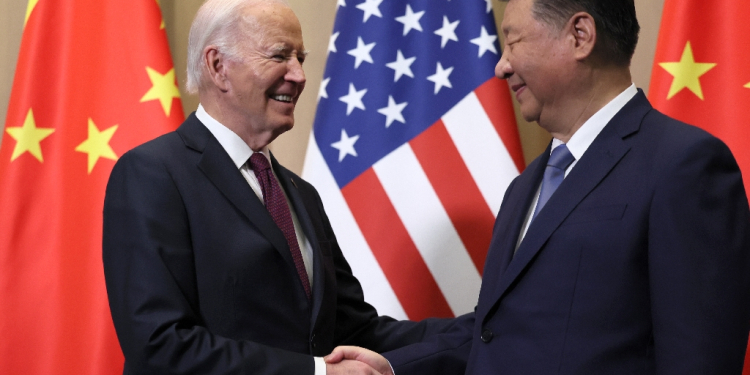 US President Joe Biden shakes hands with Chinese President Xi Jinping on the sidelines of the Asia-Pacific Economic Cooperation summit in Lima, Peru / ©AFP