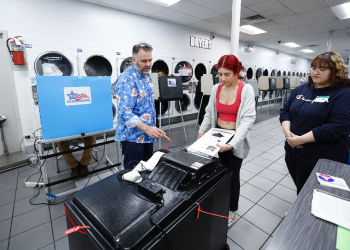 Voters cast their ballots on Election Day inside the Su Nueva Lavanderia in Chicago / ©AFP