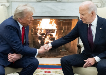 US President Joe Biden shakes hands with US President-elect Donald Trump during a meeting in the Oval Office of the White House in Washington, DC, on November 13, 2024. Trump thanked Biden for pledging a smooth transfer of power as the victorious Republican made a historic return visit to the White House on Wednesday. / ©AFP