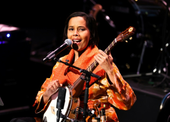 Rhiannon Giddens is the artistic director of the ensemble Silkroad, whose project "American Railroad" sings the stories of the laborers who built the country's transcontinental railroad. ©AFP