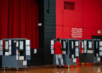 A voter casts his ballot in a polling place on Election Day in College Park, Georgia, November 5, 2024 / ©AFP