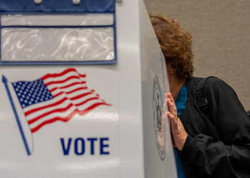 A woman casts her ballot at a New York voting precinct on November 1, 2024 / ©AFP