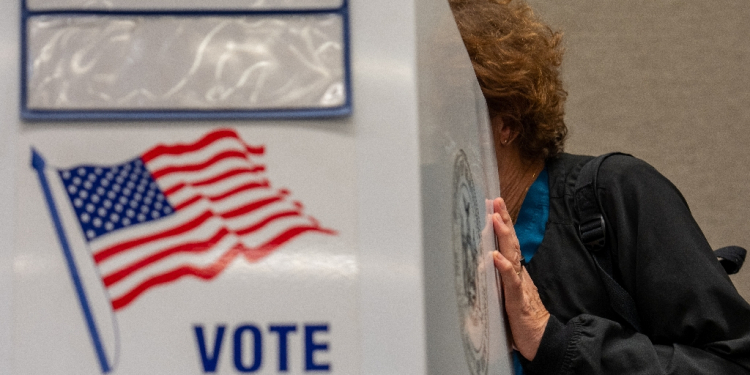 A woman casts her ballot at a New York voting precinct on November 1, 2024 / ©AFP