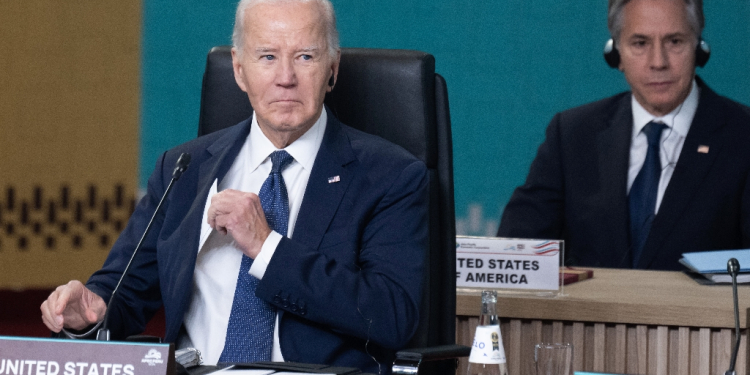 US President Joe Biden (L) and Secretary of State Antony Blinken at the Asia-Pacific Economic Cooperation (APEC) summit in Lima  / ©AFP