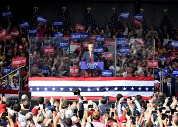 Republican Donald Trump speaks behind a bullet-proof screen in Gastonia, North Carolina, in the frantic final weekend of the US presidential campaign. ©AFP