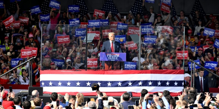 Republican Donald Trump speaks behind a bullet-proof screen in Gastonia, North Carolina, in the frantic final weekend of the US presidential campaign. ©AFP