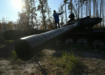 Spanish traveller Alberto Blasco Ventas visits a tank graveyard during a tour near Dmytrivka village outside Kyiv. ©AFP