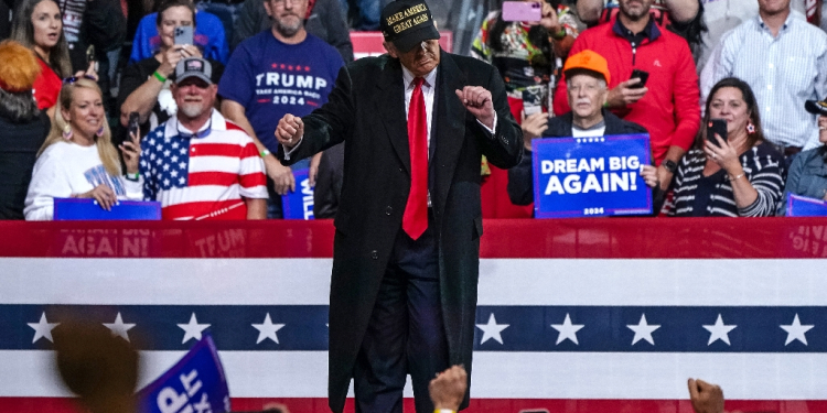 Former US President and Republican presidential candidate Donald Trump dances at the end of a campaign rally in Macon, Georgia, on November 3, 2024 / ©AFP