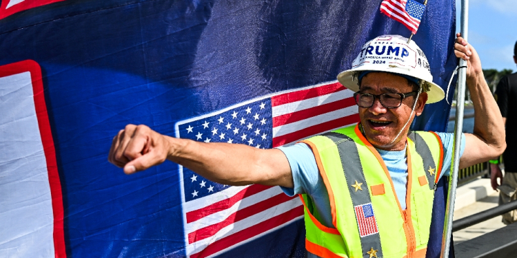 Supporters of Donald Trump celebrate his victory near his Mar-a-Lago resort in Palm Beach, Florida / ©AFP