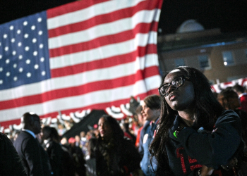 Supporters watch election results during an election night event for US Vice President and Democratic presidential candidate Kamala Harris at Howard University, her alma mater / ©AFP