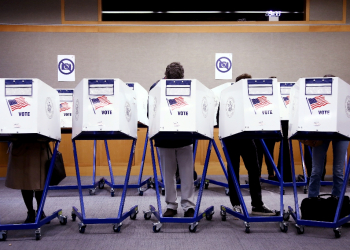 Voters fill out their ballots at a polling station in New York City / ©AFP