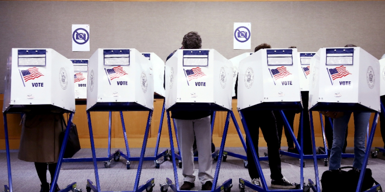 Voters fill out their ballots at a polling station in New York City / ©AFP