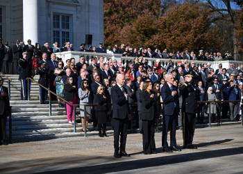 US President Joe Biden and Vice President Kamala Harris stand at attentiin before participating in a wreath-laying ceremony at The Tomb of the Unknown Soldier at Arlington National Cemetery to mark Veterans Day / ©AFP