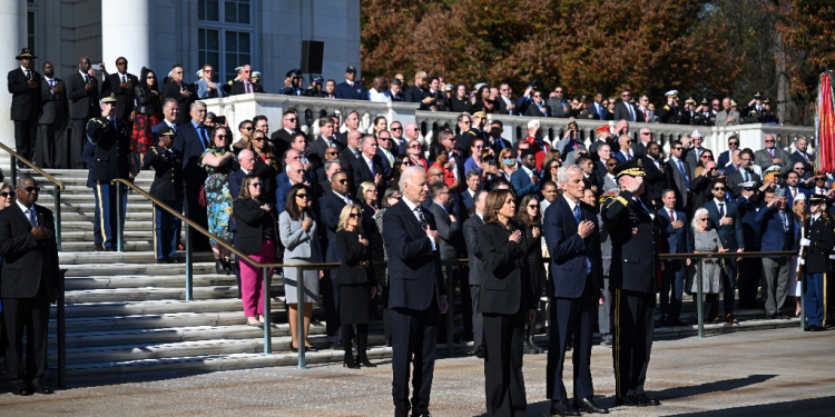 US President Joe Biden and Vice President Kamala Harris stand at attentiin before participating in a wreath-laying ceremony at The Tomb of the Unknown Soldier at Arlington National Cemetery to mark Veterans Day / ©AFP