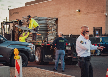 Workers unload fencing from a truck at the Maricopa County Election and Tabulation Center in Phoenix, Arizona, on November 4, 2024 / ©AFP