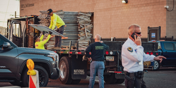 Workers unload fencing from a truck at the Maricopa County Election and Tabulation Center in Phoenix, Arizona, on November 4, 2024 / ©AFP