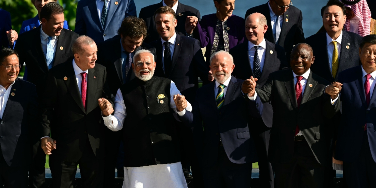 World leaders chatted and joked as they gathered to pose for a photo at the G20 summit in Brazil / ©AFP