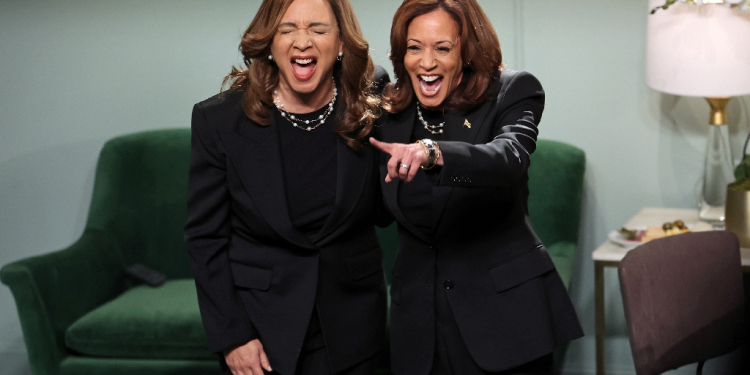 US Vice President and Democratic presidential candidate Kamala Harris (R) appeared on Saturday Night Live with actor Maya Rudolph  / ©AFP