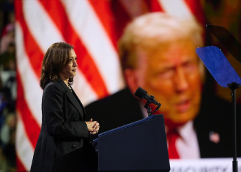 Before a large image of Donald Trump, Kamala Harris speaks at a campaign event in Erie, Pennsylvania, the competitive swing state county that could have an outsized impact on the election / ©AFP