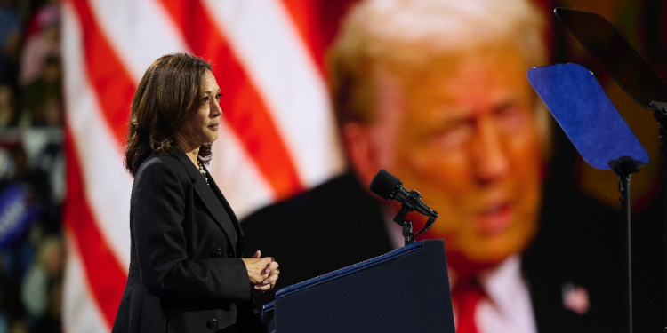 Before a large image of Donald Trump, Kamala Harris speaks at a campaign event in Erie, Pennsylvania, the competitive swing state county that could have an outsized impact on the election / ©AFP