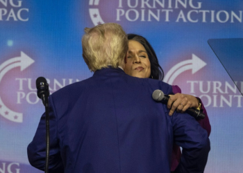 US President-elect Donald Trump embraces former US Representative Tulsi Gabbard, whom he has tapped for a top intelligence role . ©AFP