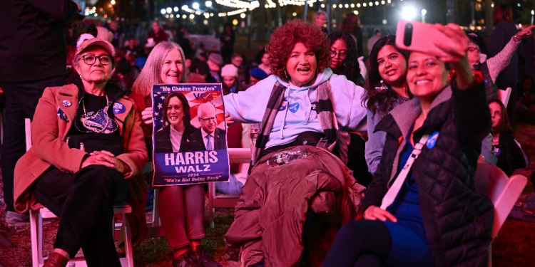 Supporters gather ahead of a star-studded rally for Kamala Harris featuring Lady Gaga and Oprah Winfrey in Philadelphia / ©AFP