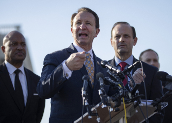 Louisiana Governor Jeff Landry (C) signed the bill requiring the display of the Ten Commandments in public school classrooms / ©AFP