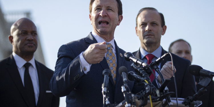 Louisiana Governor Jeff Landry (C) signed the bill requiring the display of the Ten Commandments in public school classrooms / ©AFP