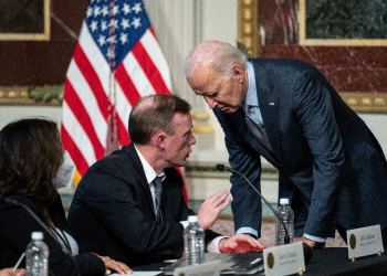 US President Joe Biden confers with his National Security Advisor Jake Sullivan in Washington on October 11, 2023  / ©AFP