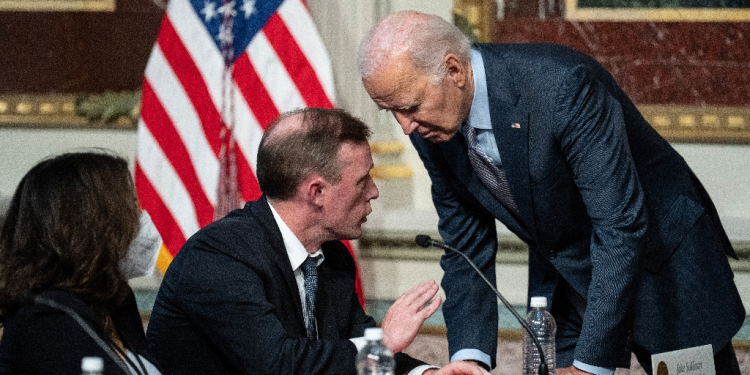 US President Joe Biden confers with his National Security Advisor Jake Sullivan in Washington on October 11, 2023  / ©AFP