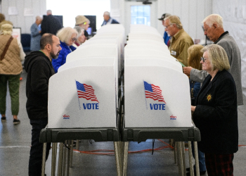 Voters cast ballots in the US election at an early voting site in Hendersonville, North Carolina / ©AFP