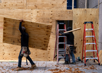 Storefronts and buildings are boarded up along Pennsylvania Avenue near the White House on November 01, 2024 in Washington / ©AFP