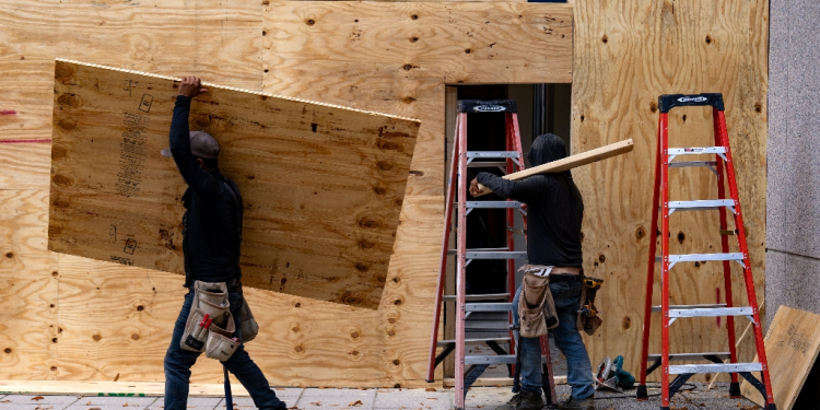 Storefronts and buildings are boarded up along Pennsylvania Avenue near the White House on November 01, 2024 in Washington / ©AFP