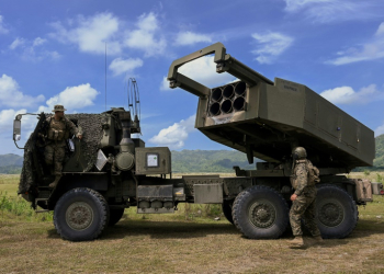 US Marine officers stand next to a HIMARS during live fire exercises with the Philippine Marine Corps in October 2022. ©AFP