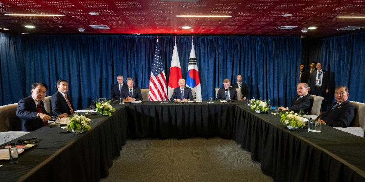 US President Joe Biden, Japanese Prime Minister Shigeru Ishiba and South Korean President Yoon Suk Yeol participate in a trilateral meeting on the sideline of the Asia-Pacific Economic Cooperation (APEC) summit in Lima, Peru, November 15, 2024. / ©AFP