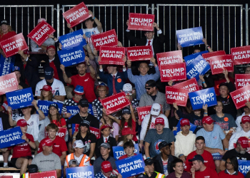 Supporters of former president Donald Trump gather at the civic center in Salem, Virginia, on November 2, 2024 as they await the Republican presidential candidate's arrival  / ©AFP