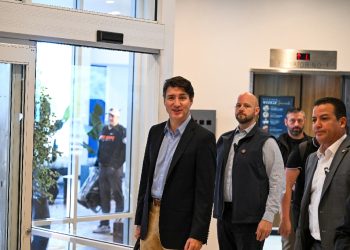 Canadian Prime Minister Justin Trudeau (L) leaves the hotel for the airport, in West Palm Beach, Florida, on November 30, 2024, after meeting with US President-elect Donald Trump / ©AFP