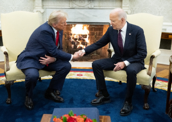 US President Joe Biden shakes hands with US President-elect Donald Trump during a meeting in the Oval Office of the White House in Washington, DC, on November 13, 2024. / ©AFP