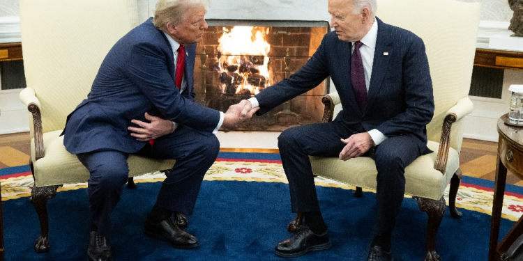 US President Joe Biden shakes hands with US President-elect Donald Trump during a meeting in the Oval Office of the White House in Washington, DC, on November 13, 2024. / ©AFP